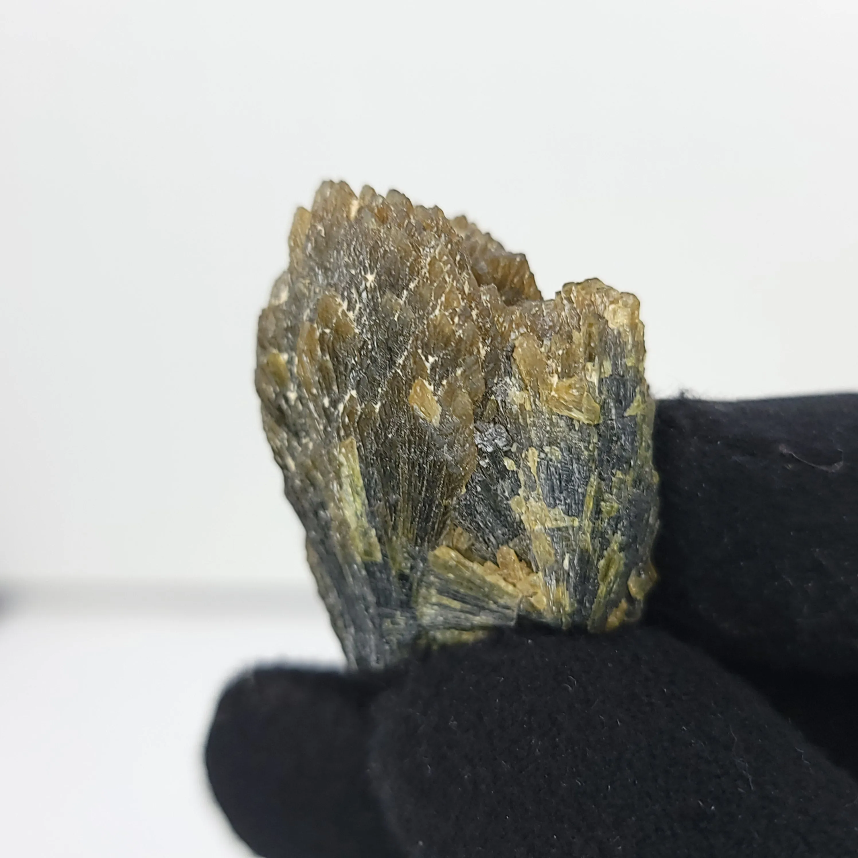 Lustrous Epidote Cluster. 28g.