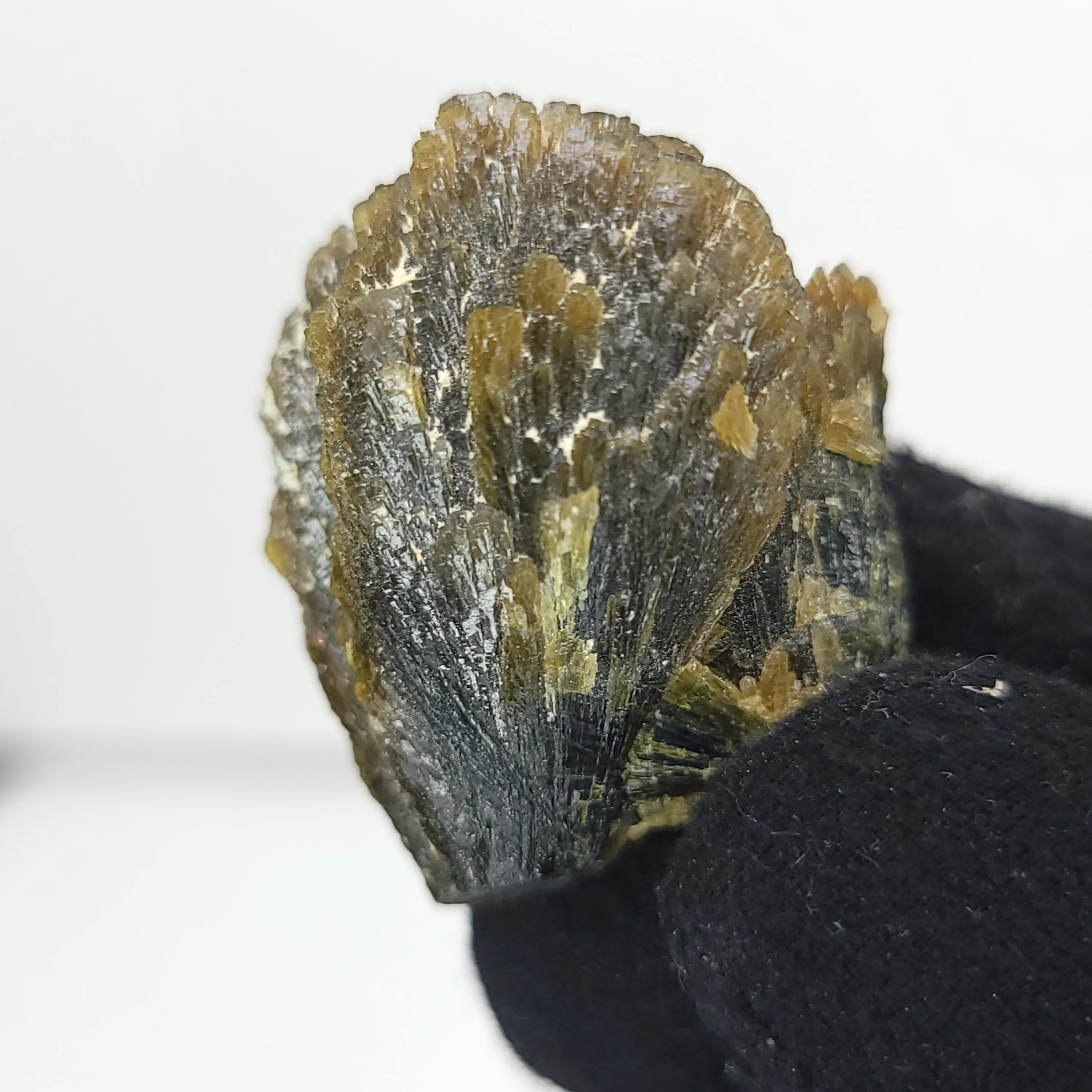 Lustrous Epidote Cluster. 28g.