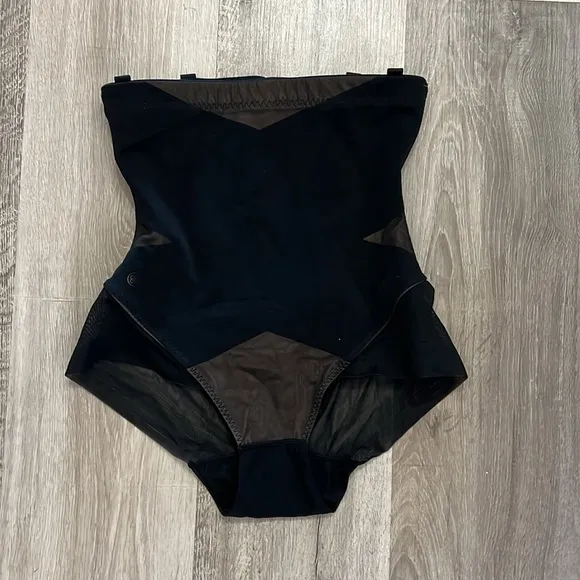 NEW Honeylove The Super Power Brief in runway black small