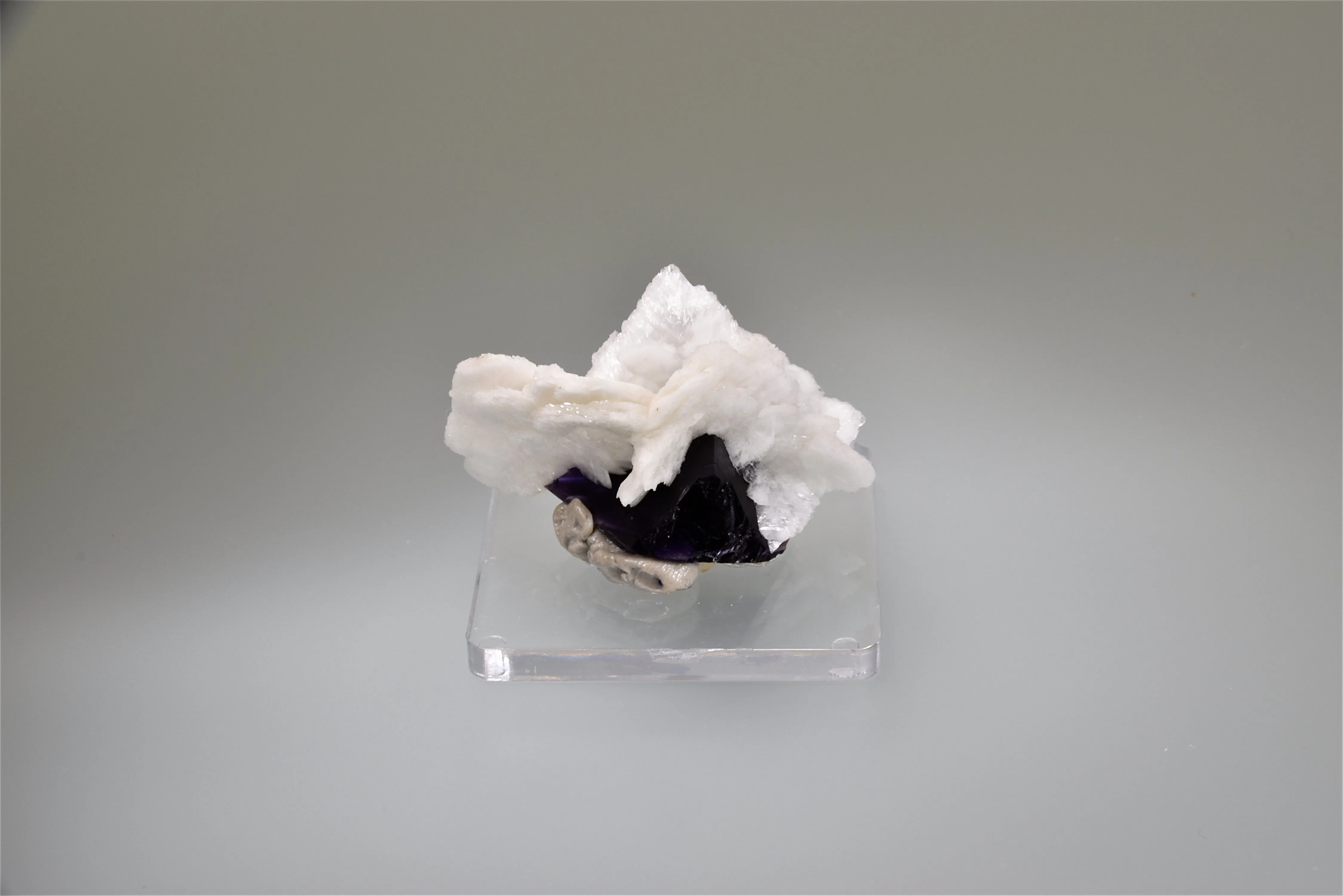 SOLD Barite on Fluorite, Sub-Rosiclare Level Annabel Lee Mine, Ozark-Mahoning Company, Harris Creek District, Southern Illinois, Mined 1987, Kalaskie Collection #466, Miniature 3.0 x 3.5 x 5.5 cm, $65.  Online 10/6.